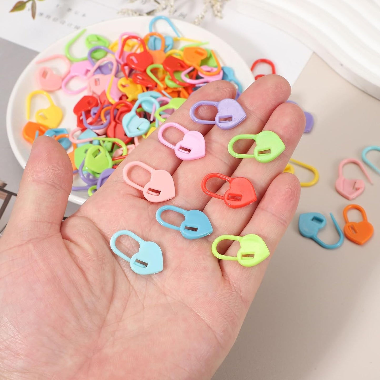 uxcell 200pcs Stitch Markers for Crocheting, Heart Shaped Crochet Marker Needle Clip Counter for Knitting Clothing Tag DIY Craft,Orange