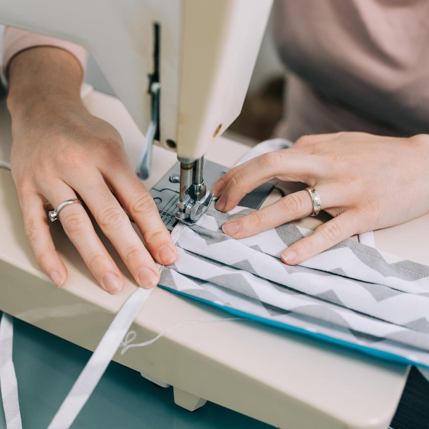 MECCANIXITY Double Fold Bias Tape for Sewing 1/3 Inch x 6 Yards Satin Pre-fold Continuous Binding Tape for Seaming Quilting Hemming Binding DIY Crafts, Green